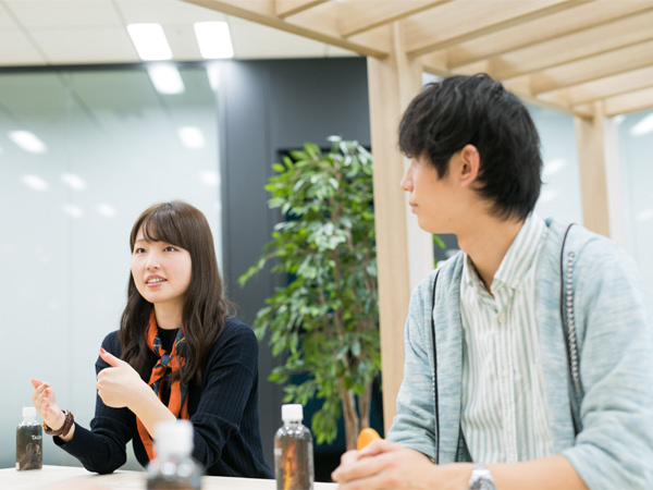 （左から）経営推進室コーポレートコミュニケーション部メディア課の大地瞳さん、末岡凌さん