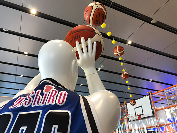 島根スサノオマジック展示コーナーのパックマンをイメージしたバスケットゴールの軌跡展示