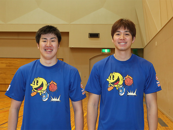 阿部諒選手（写真左）と坂田央選手