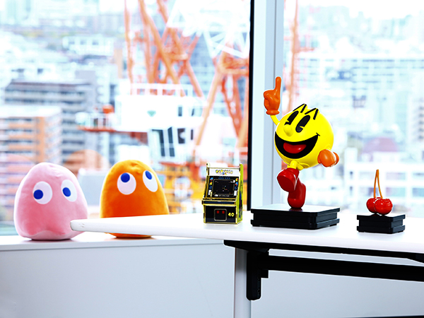 Stuffed ghosts and a statue of PAC-MAN
