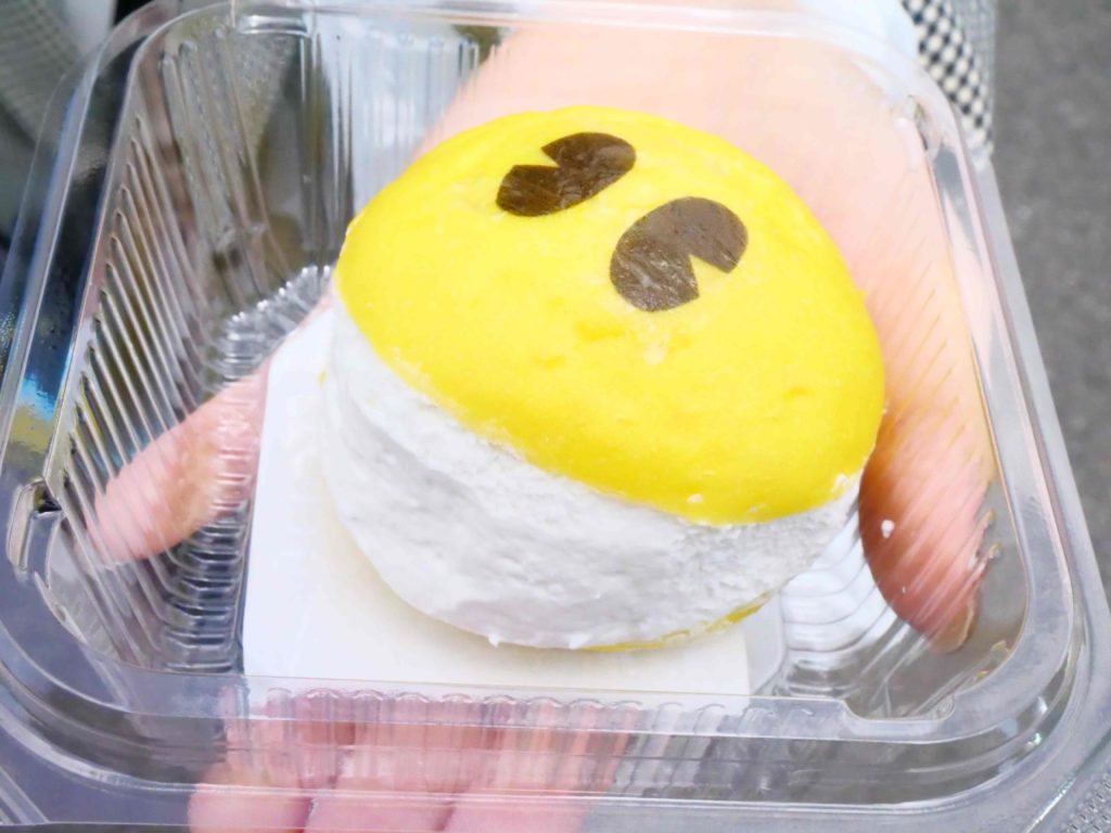 プラスチック容器に入ったケーキ

中程度の精度で自動的に生成された説明